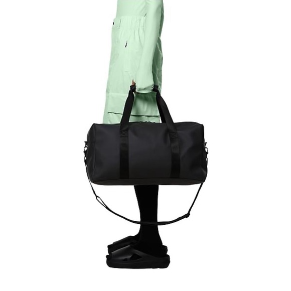 NWT RAINS Trail Gym Bag in Black - Picture 5 of 8